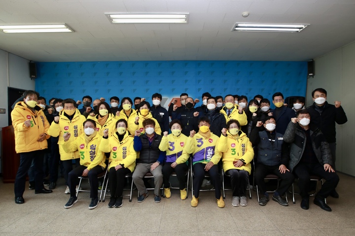 [익산=뉴시스] 최진석 기자 = 심상정 정의당 대선 후보가 20대 대선 공식 선거운동 시작된 15일 전북 익산 민주노총 익산시지부에서 열린 화섬노조 전북본부 대표단과 간담회에 참석해 기념촬영을 하고 있다. (사진=정의당 제공) 2022.02.15. photo@newsis.com *재판매 및 DB 금지