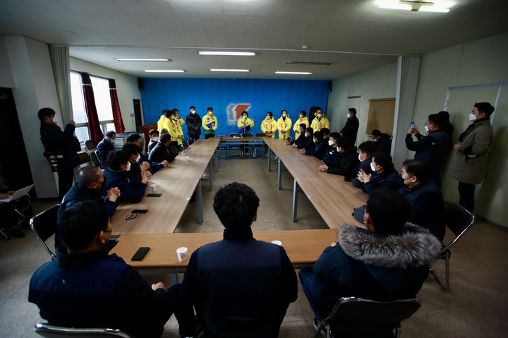 [익산=뉴시스] 최진석 기자 = 심상정 정의당 대선 후보가 20대 대선 공식 선거운동 시작된 15일 전북 익산 민주노총 익산시지부에서 화섬노조 전북본부 대표단과 간담회를 갖고 있다. (사진=정의당 제공) 2022.02.15. photo@newsis.com *재판매 및 DB 금지