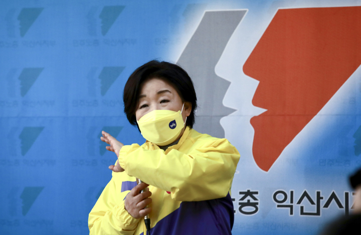 [익산=뉴시스] 최진석 기자 = 심상정 정의당 대선 후보가 20대 대선 공식 선거운동 시작된 15일 전북 익산 민주노총 익산시지부에서 화섬노조 전북본부 대표단과 간담회를 갖고 있다. (사진=정의당 제공) 2022.02.15. photo@newsis.com *재판매 및 DB 금지