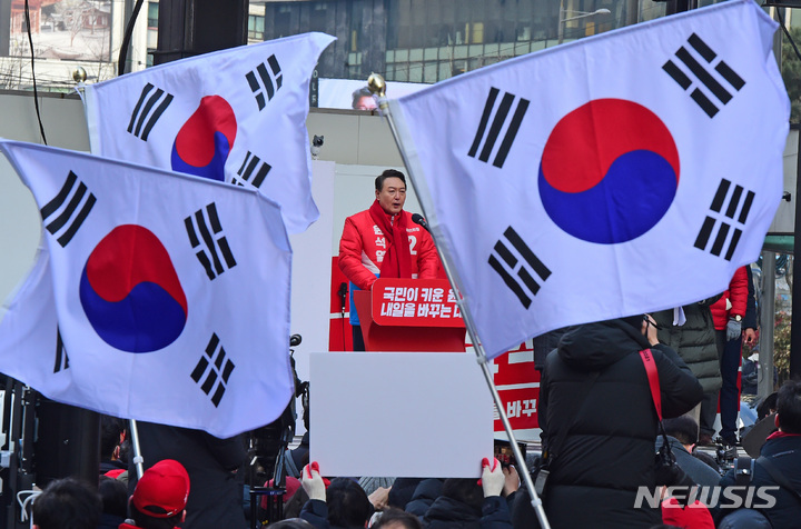 [서울=뉴시스] 국회사진기자단 = 윤석열 국민의힘 대선 후보가 20대 대선 공식 선거운동 개시일인 15일 오전 서울 청계광장에서 열린 '국민이 키운 윤석열' 출정식에서 연설을 하고 있다. 2022.02.15. photo@newsis.com
