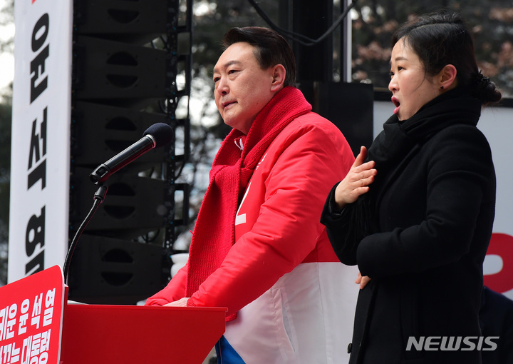[서울=뉴시스] 국회사진기자단 = 윤석열 국민의힘 대선 후보가 20대 대선 공식 선거운동 개시일인 15일 오전 서울 청계광장에서 열린 '국민이 키운 윤석열' 출정식에서 연설을 하고 있다. 2022.02.15. photo@newsis.com