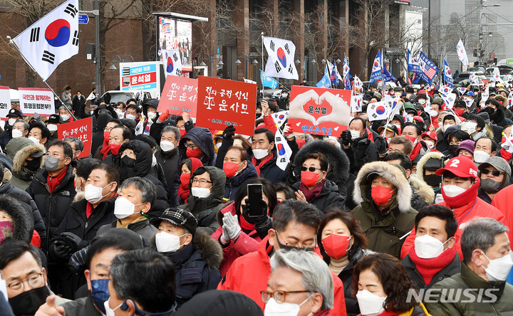 [서울=뉴시스] 국회사진기자단 = 제20대 대통령 선거 공식 선거운동 첫 날인 15일 서울 중구 청계광장에서 열린 '국민이 키운 윤석열 출정식'에 참석한 지지자들이 윤석열 후보의 연설을 듣고 있다. 2022.02.15. photo@newsis.com