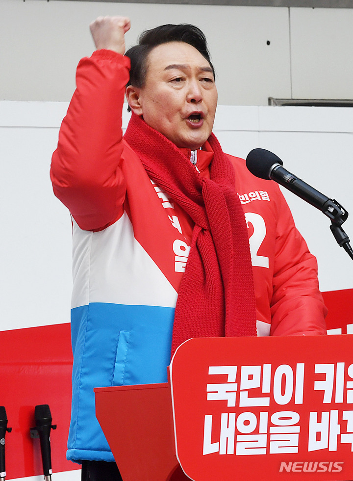 [서울=뉴시스] 국회사진기자단 = 윤석열 국민의힘 대선 후보가 20대 대선 공식 선거운동 개시일인 15일 오전 서울 청계광장에서 열린 '국민이 키운 윤석열' 출정식에서 연설을 하고 있다. 2022.02.15. photo@newsis.com