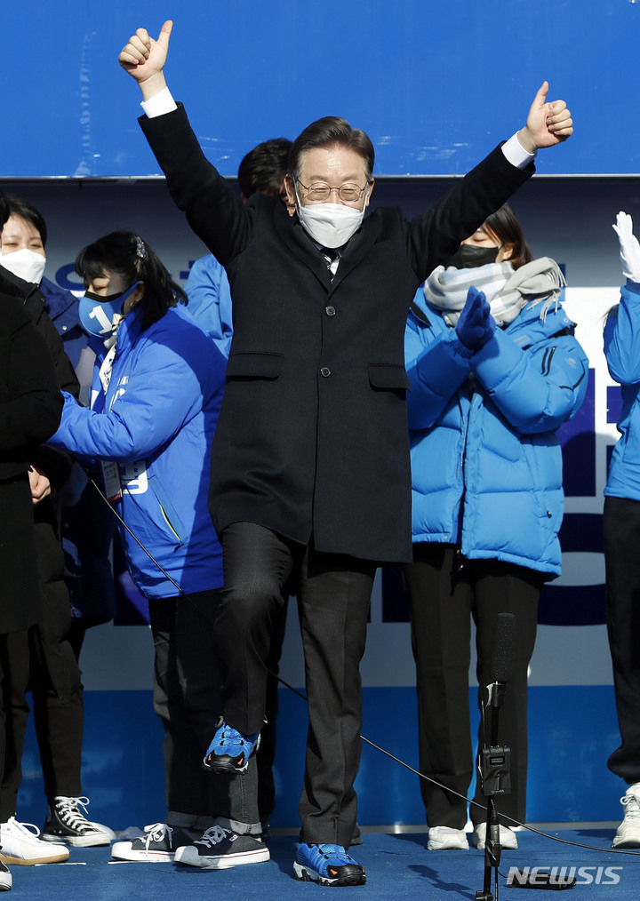 [부산=뉴시스] 최동준 기자 = 제20대 대통령선거 공식 선거운동 기간인 15일 이재명 더불어민주당 대선 후보가 부산 부전역 앞에서 열린 유세에서 청년들에게 선물 받은 운동화를 신고 전국을 열심히 달리겠다는 의미로 포즈를 취하고 있다. 2022.02.15. photocdj@newsis.com