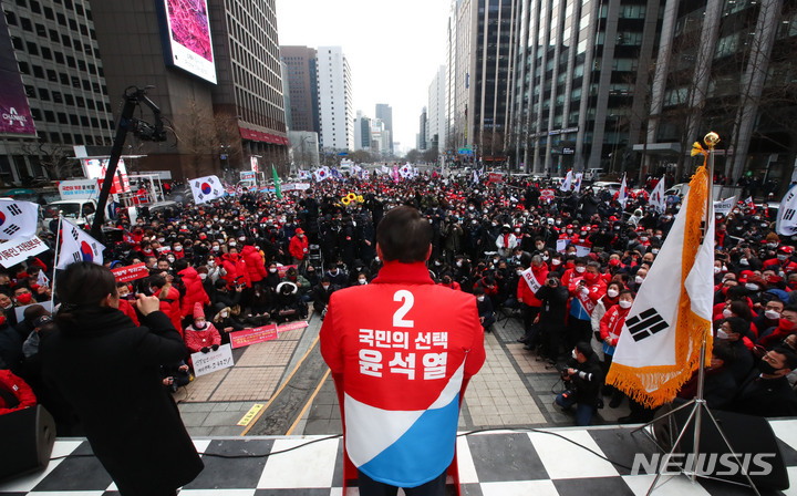 [서울=뉴시스] 국회사진기자단 = 윤석열 국민의힘 대선 후보가 20대 대선 공식 선거운동 개시일인 15일 오전 서울 청계광장에서 열린 '국민이 키운 윤석열' 출정식에서 연설을 하고 있다. 2022.02.15. photo@newsis.com