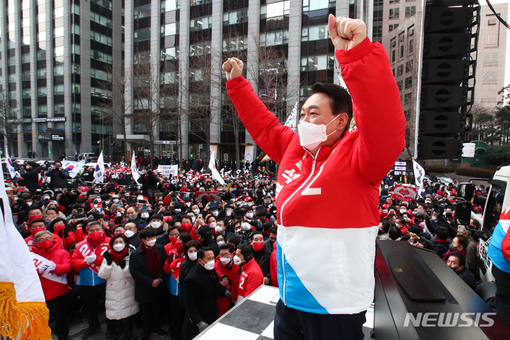 [서울=뉴시스] 국회사진기자단 = 윤석열 국민의힘 대선 후보가 20대 대선 공식 선거운동 개시일인 15일 오전 서울 청계광장에서 열린 '국민이 키운 윤석열' 출정식에서 지지자 환호에 화답하고 있다. 2022.02.15. photo@newsis.com