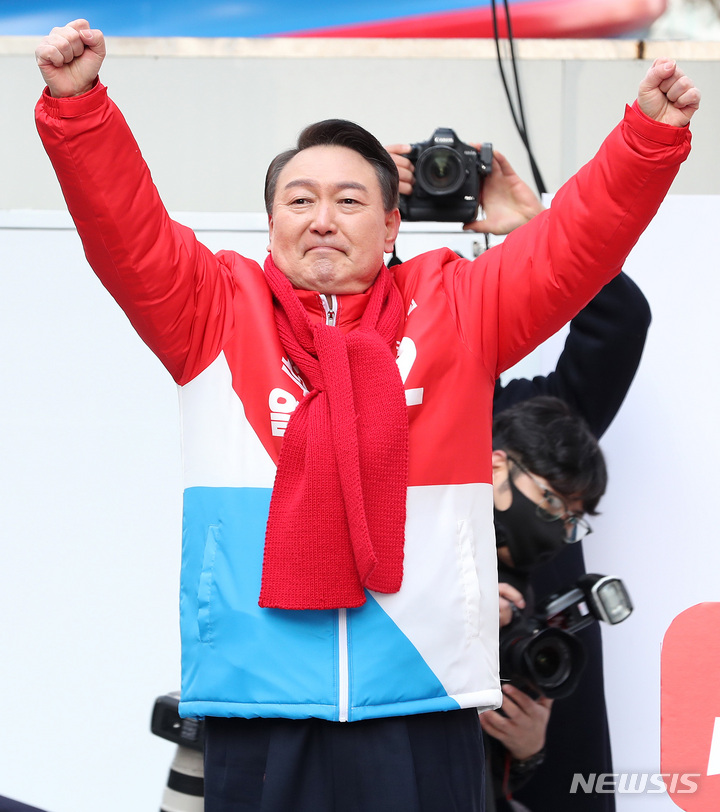 [서울=뉴시스] 국회사진기자단 = 윤석열 국민의힘 대선 후보가 제20대 대통령 선거 공식 선거운동이 시작된 15일 오전 서울 중구 청계광장에서 열린 출정식에서 시민들에게 지지를 호소하고 있다. 2022.02.15. photo@newsis.com