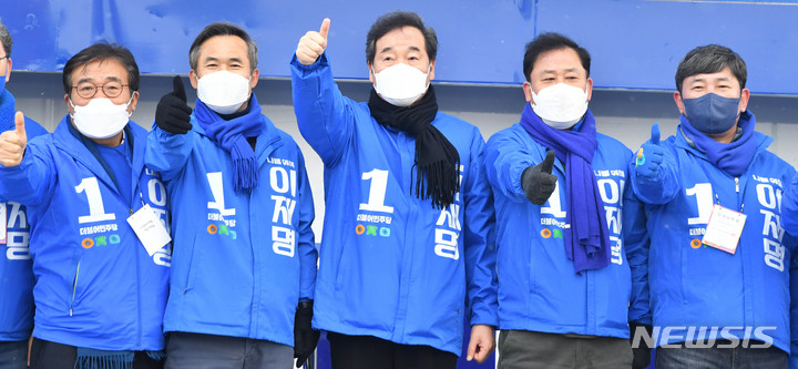 [광주=뉴시스] 변재훈 기자 = 이낙연 더불어민주당 대선 선거대책위원회 총괄위원장(사진 가운데)과 광주·전남 지역 민주당 의원들이 15일 오전 광주 동구 5·18 민주광장에서 열린 민주당 광주·전남 선대위 합동 출정식에 참석, 이재명 후보 승리를 다짐하는 기념 사진을 촬영하고 있다. 2022.02.15. wisdom21@newsis.com