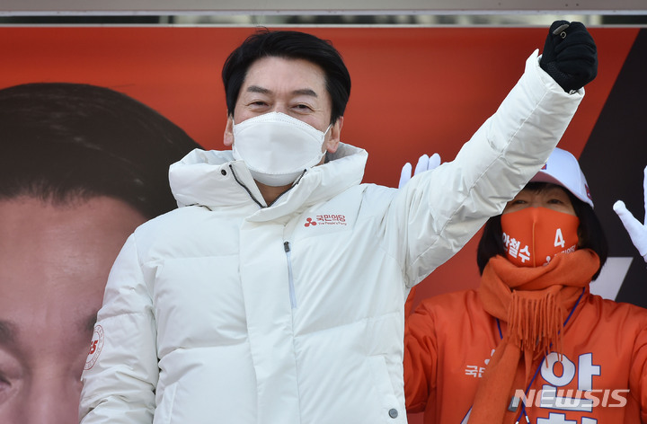 [구미=뉴시스] 이무열 기자 = 제20대 대통령선거 공식 선거운동 첫날인 15일 오전 안철수 국민의당 대선 후보가 경북 구미역 광장 앞에서 시민들에게 지지를 호소하고 있다. 2022.02.15. lmy@newsis.com