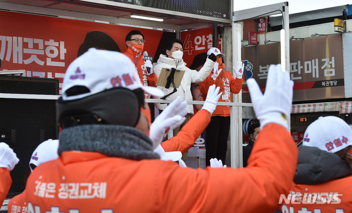 [구미=뉴시스] 이무열 기자 = 제20대 대통령선거 공식 선거운동 첫날인 15일 오전 안철수 국민의당 대선 후보가 경북 구미역 광장 앞에서 시민들에게 지지를 호소하고 있다. 2022.02.15. lmy@newsis.com