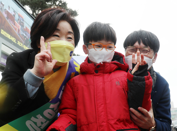 [전주=뉴시스] 김얼 기자 = 심상정 정의당 대통령 후보가 15일 전북 전주시 롯데백화점 사거리에서 열린 출정식에 참석해 어린이와 기념촬영을 하고 있다. 2022.02.15. pmkeul@nwsis.com