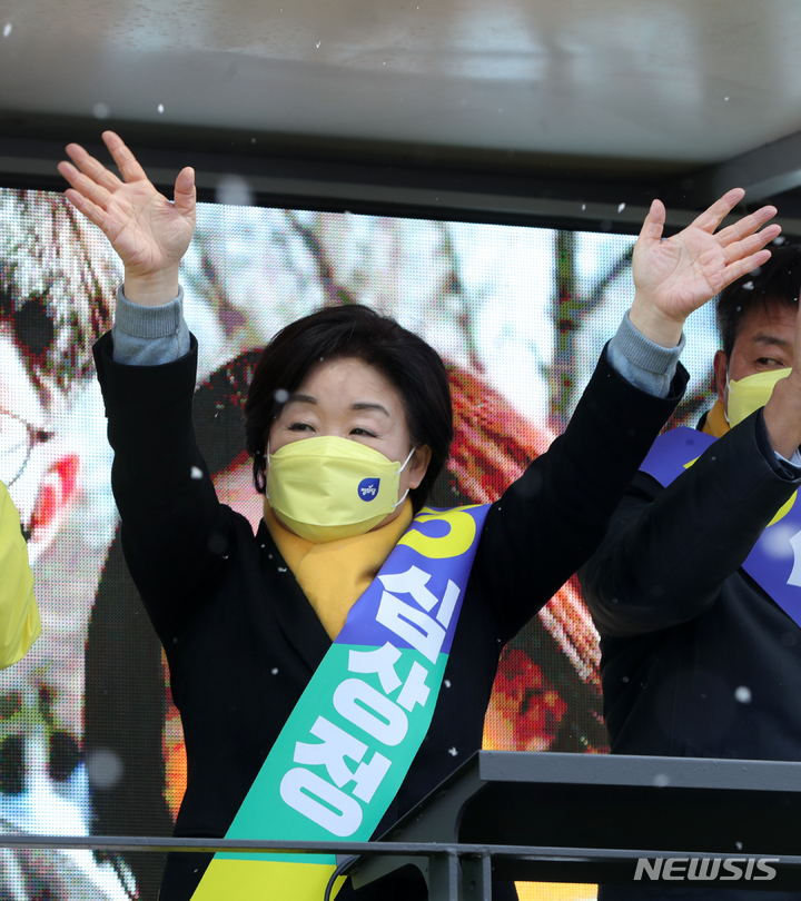 [전주=뉴시스] 김얼 기자 = 심상정 정의당 대통령 후보가 15일 전북 전주시 롯데백화점 사거리에서 열린 출정식에 참석해 지지자들에게 손인사를 하고 있다. 2022.02.15. pmkeul@nwsis.com