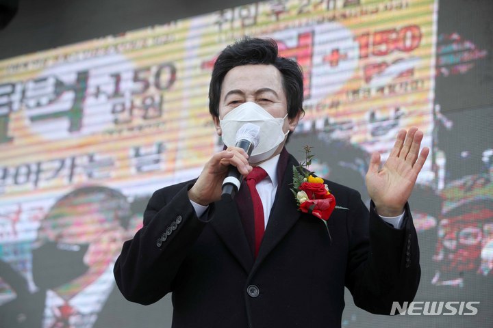 [서울=뉴시스] 김선웅 기자 = 허경영 국가혁명당 대선 후보가 20대 대선 공식 선거운동 개시일인 15일 서울 여의도 국회 앞에서 출정식을 열고 연설을 하고 있다. 2022.02.15. mangusta@newsis.com