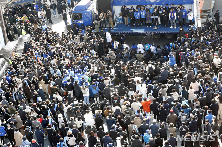 [대구=뉴시스] 최동준 기자 = 제20대 대통령선거 공식 선거운동이 시작된 15일 이재명 더불어민주당 대선 후보가 대구 동성로에서 유세를 열고 지지를 호소하고 있다. 2022.02.15. photocdj@newsis.com