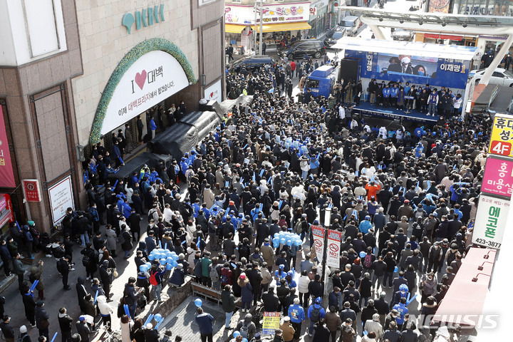 [대구=뉴시스] 최동준 기자 = 제20대 대통령선거 공식 선거운동이 시작된 15일 이재명 더불어민주당 대선 후보가 대구 동성로에서 유세를 하고 있다. 2022.02.15. photocdj@newsis.com
