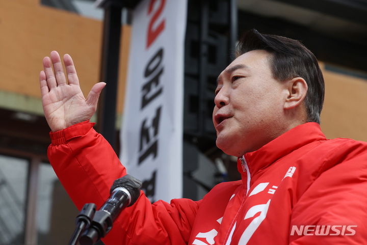 [대전=뉴시스] 전신 기자 = 윤석열 국민의힘 대선 후보가 제20대 대통령선거 공식 선거운동이 시작된 15일 대전 중구 으능정이 문화의거리에서 지지를 호소하고 있다. 2022.02.15. photo1006@newsis.com