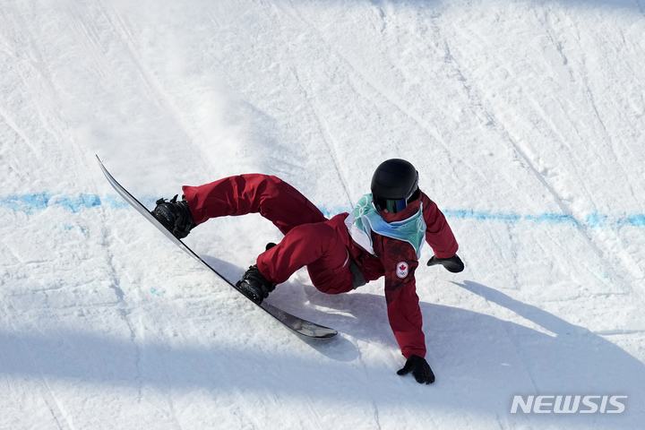 [베이징=AP/뉴시스] 15일 2022 베이징 동계올림픽 남자 스노보드 빅에어 결선에서 맥스 패럿이 경기를 펼치고 있다. 2022.02.15.