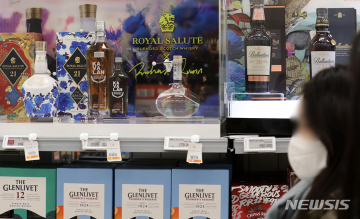 잔돌리기, 영원히 '안녕'…혼술·혼밥 여전 [코로나후일상②]