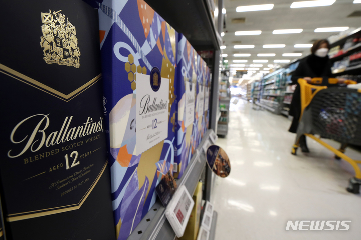 [서울=뉴시스] 조성우 기자 = 서울 시내 한 대형마트에서 한 고객이 주류를 고르고 있다. 2022.02.15. xconfind@newsis.com