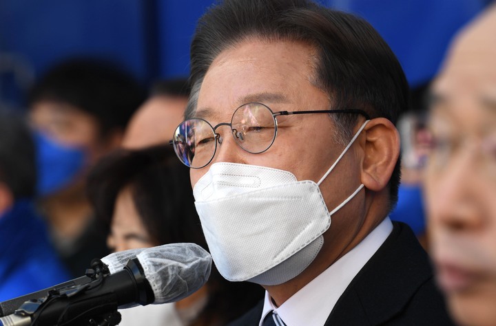 [대구=뉴시스] 최동준 기자 = 제20대 대통령선거 공식 선거운동이 시작된 15일 이재명 더불어민주당 대선 후보가 대구 동성로에서 열린 선거유세에서 한표를 호소하고 있다. 2022.02.15. photocdj@newsis.com