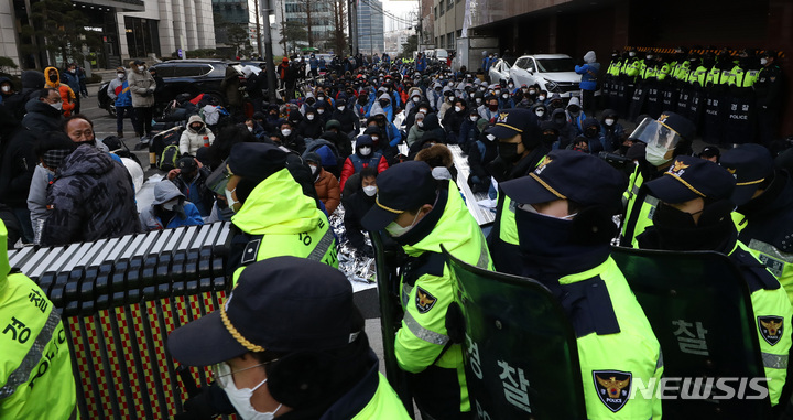 [서울=뉴시스] 이영환 기자 = 지난 15일 오후 서울 중구 CJ대한통운 앞에서 전국택배노조가 주최한 CJ대한통운 규탄 집회에서 선관위에 선거유세운동 사실여부가 확인되자 경찰들이 물러나고 있다. 김재연 진보당 대선후보가 자신의 선거 유세 차량을 택배노조집회에 지원해 선거유세운동 형식으로 집회가 진행됐다. 2022.02.15. 20hwan@newsis.com