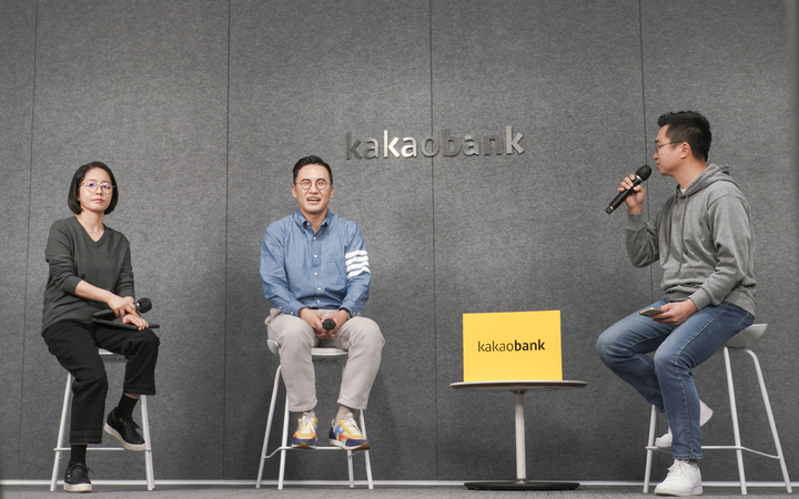 [서울=뉴시스] 카카오뱅크 백희정(왼쪽부터) 주택담보대출 서비스셀 팀장, 송호근 주택담보대출 스튜디오 팀장, 황은재 PR팀장이 지난 15일 서울 여의도 카카오뱅크 오피스에서 온라인으로 진행된 프레스톡(기자간담회)에 참석해 주택담보대출관련 질의응답을 하고 있다. (사진=카카오뱅크 제공) 2022.02.15. photo@newsis.com *재판매 및 DB 금지
