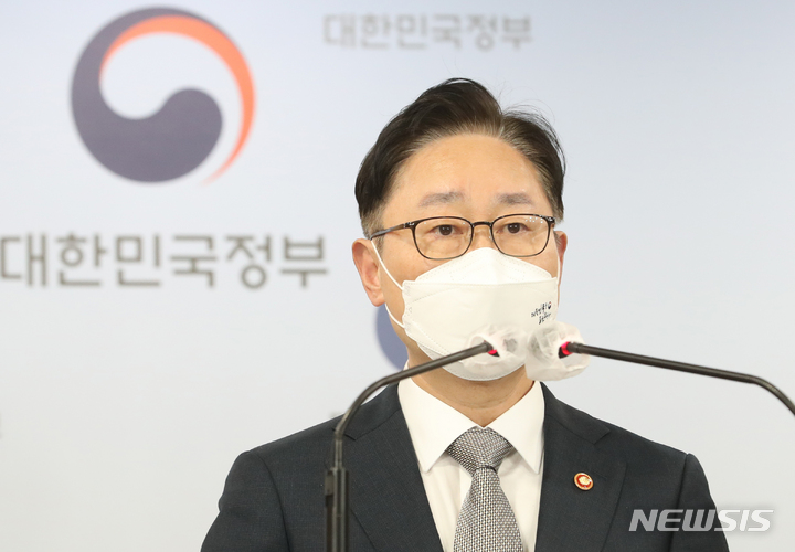 [서울=뉴시스] 배훈식 기자 = 박범계 법무부 장관이 15일 오후 서울 종로구 정부서울청사 합동브리핑실에서 제20대 대통령선거 공동 대국민 담화를 발표 하고 있다. (공동취재사진) 2022.02.15. photo@newsis.com