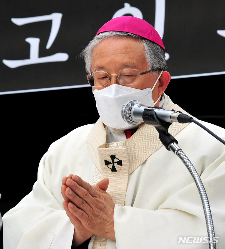 [[광주=뉴시스] 이영주 기자 = 천주교광주대교구 김희중 대주교가 15일 오후 서구 화정아이파크 붕괴사고 현장 인근 합동분향소에서 희생자들을 추도하는 미사를 집전하고 있다. 2022.02.15. leeyj2578@newsis.com
