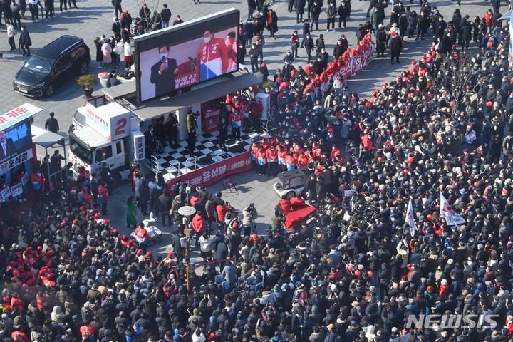 [대구=뉴시스] 전신 기자 = 윤석열 국민의힘 대선 후보가 제20대 대통령선거 공식 선거운동이 시작된 15일 대구 동구 동대구역 광장에서 지지를 호소하고 있다. 2022.02.15. photo1006@newsis.com