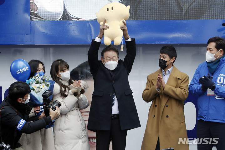 [대전=뉴시스] 최동준 기자 = 제20대 대통령선거 공식 선거운동이 시작된 15일 이재명 더불어민주당 대선 후보가 대전 중구 으능정이거리에서 열린 유세에서 꿈돌이 인형을 선물 받고 있다 . 2022.02.15. photocdj@newsis.com