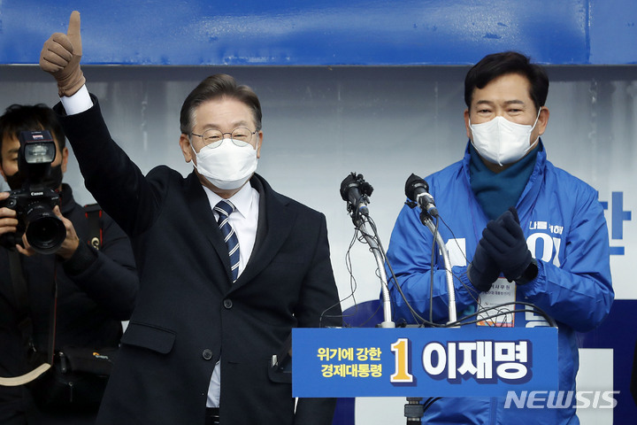 [대전=뉴시스] 최동준 기자 = 제20대 대통령선거 공식 선거운동이 시작된 15일 이재명 더불어민주당 대선 후보가 대전 중구 으능정이거리에서 유세를 열고 송영길 대표와 함께 지지를 호소하고 있다. 2022.02.15. photocdj@newsis.com