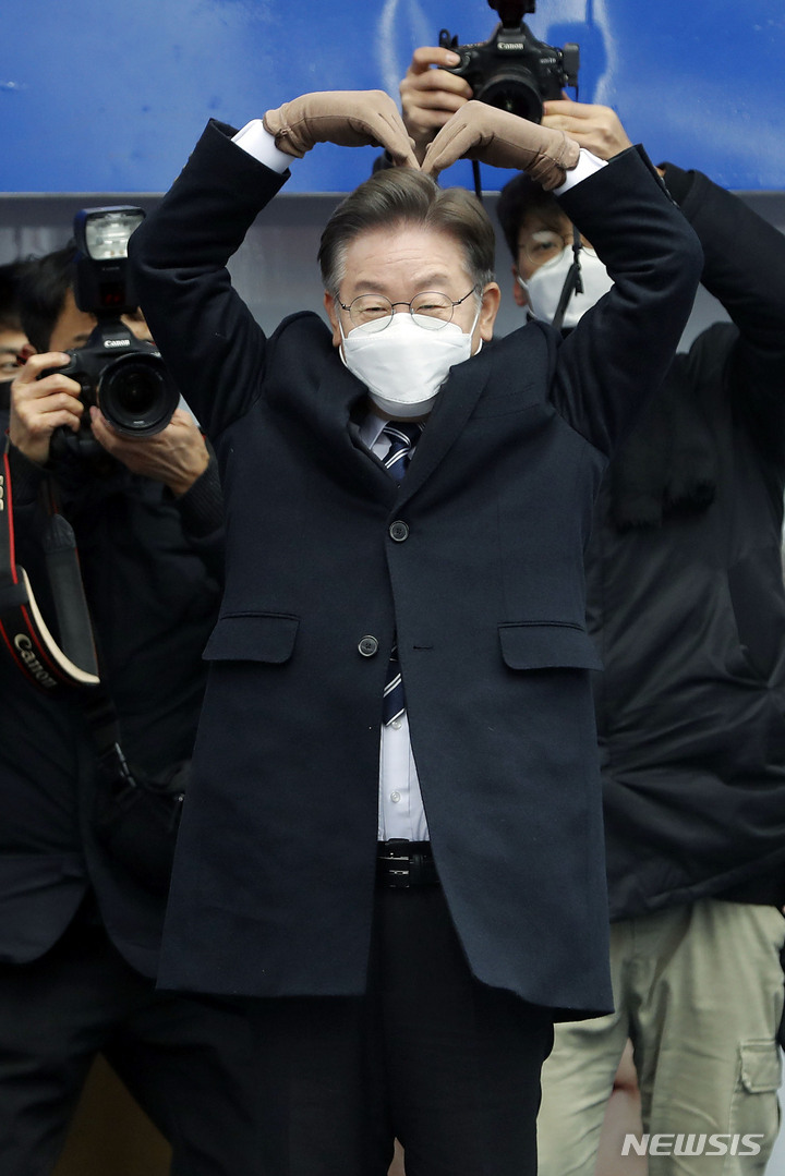 [대전=뉴시스] 최동준 기자 = 제20대 대통령선거 공식 선거운동이 시작된 15일 이재명 더불어민주당 대선 후보가 대전 중구 으능정이거리에서 유세를 열고 지지자들에게 손 하트를 만들어 보이고 있다. 2022.02.15. photocdj@newsis.com