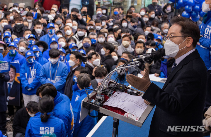 [대전=뉴시스] 최동준 기자 = 제20대 대통령선거 공식 선거운동이 시작된 15일 이재명 더불어민주당 대선 후보가 대전 중구 으능정이거리에서 유세를 열고 지지를 호소하고 있다. 2022.02.15. photocdj@newsis.com