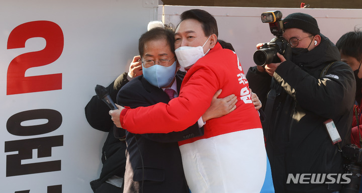 [대구=뉴시스] 전신 기자 = 윤석열 국민의힘 대선 후보가 제20대 대통령선거 공식 선거운동이 시작된 15일 대구 동대구역 광장에서 열린 선거유세에서 홍준표 의원과 포옹을 하고 있다. (공동취재사진) 2022.02.15. photo@newsis.com