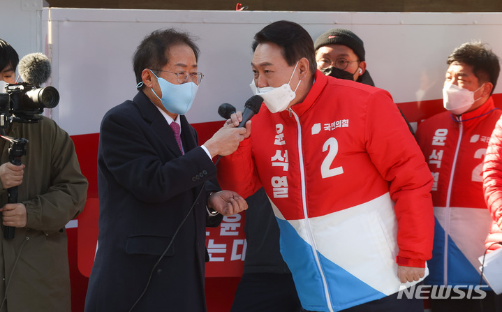 [대구=뉴시스] 전신 기자 = 윤석열 국민의힘 대선 후보가 제20대 대통령선거 공식 선거운동이 시작된 지난 15일 대구 동대구역 광장에서 열린 선거유세에서 홍준표 의원의 질문에 답변하고 있다. (공동취재사진) 2022.02.15. photo@newsis.com