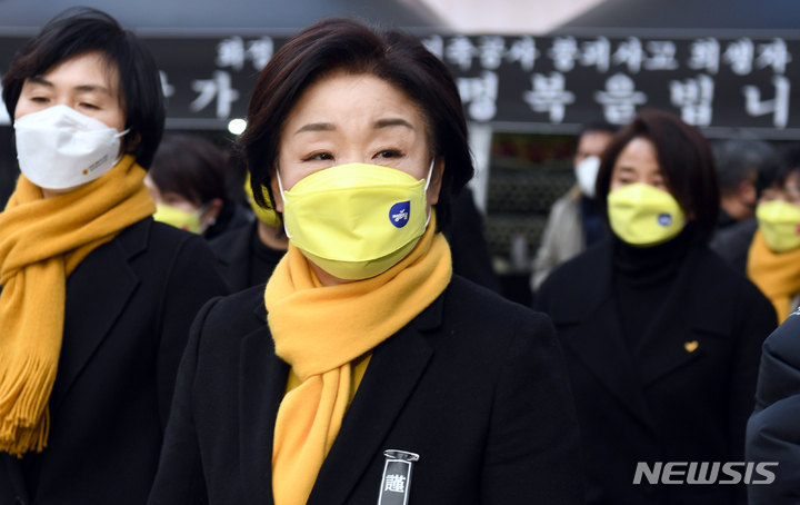 [광주=뉴시스] 류형근 기자 = 제20대 대통령선거 공식 선거운동이 시작된 15일 오후 기호 3번 정의당 심상정 후보가 광주 서구 화정아이파크 붕괴사고 피해자 합동분향소를 조문한 뒤 돌아가고 있다. 2022.02.15. hgryu77@newsis.com