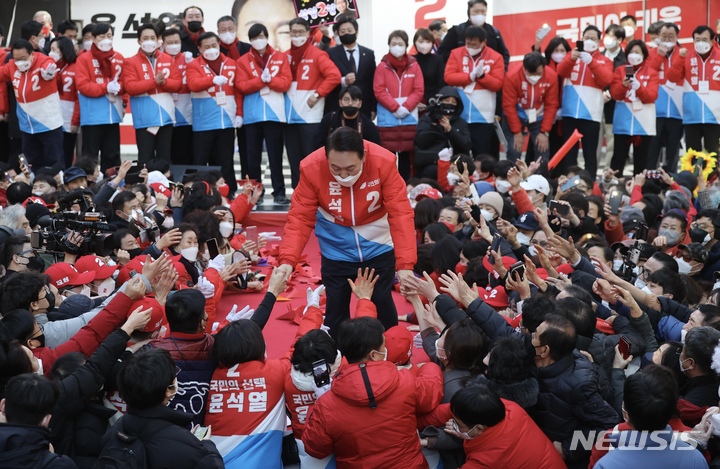[부산=뉴시스] 전신 기자 = 윤석열 국민의힘 대선 후보가 제20대 대통령선거 공식 선거운동이 시작된 15일 부산 부전동 서면 젊음의 거리에서 지지를 호소하고 있다. 2022.02.15. photo1006@newsis.com