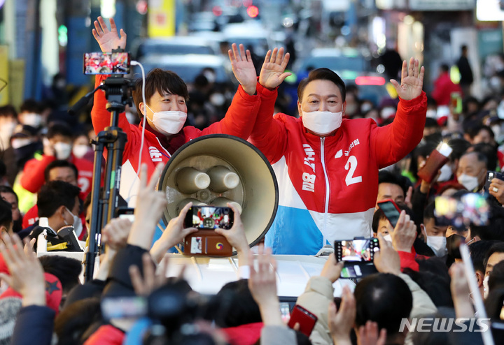 [부산=뉴시스] 전신 기자 = 윤석열 국민의힘 대선 후보가 제20대 대통령선거 공식 선거운동이 시작된 15일 부산 부전동 서면 젊음의 거리에서 이준석 대표와 함께 무개차를 타고 지지를 호소하고 있다. 2022.02.15. photo1006@newsis.com