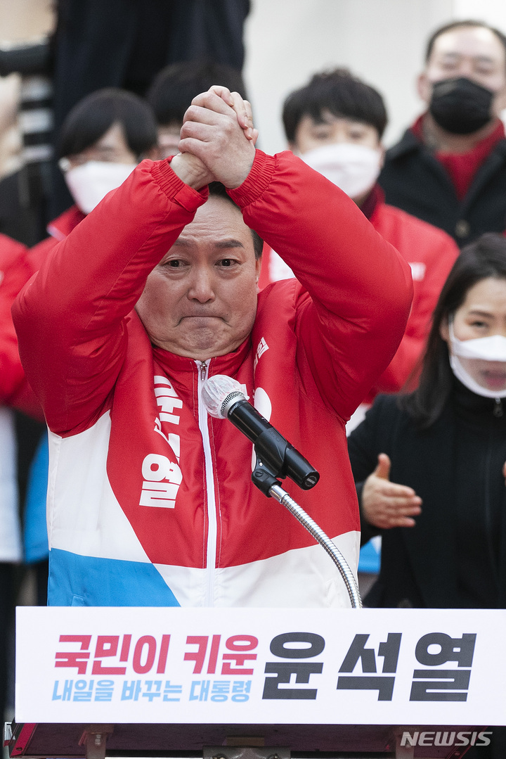 [부산=뉴시스] 전신 기자 = 윤석열 국민의힘 대선 후보가 제20대 대통령선거 공식 선거운동이 시작된 15일 부산 부전동 서면 젊음의 거리에서 지지를 호소하고 있다. 2022.02.15. photo1006@newsis.com