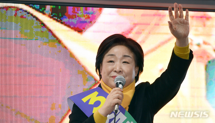 [광주=뉴시스] 류형근 기자 = 제20대 대통령선거 공식 선거운동이 시작된 15일 오후 광주 서구 광천동 광주종합버스터미널 앞에서 기호 3번 정의당 심상정 후보가 지지를 호소하고 있다. 2022.02.15. hgryu77@newsis.com