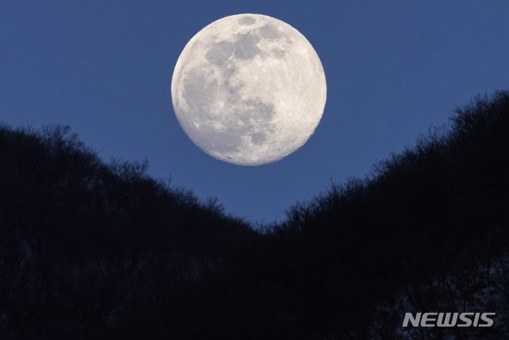 [베이징=AP/뉴시스] 15일(현지시간) 2022 베이징 동계올림픽 경기가 열리는 중국 베이징의 옌칭 국립슬라이딩 센터 인근 상공에 보름달이 떠 있다. 2022.02.15.