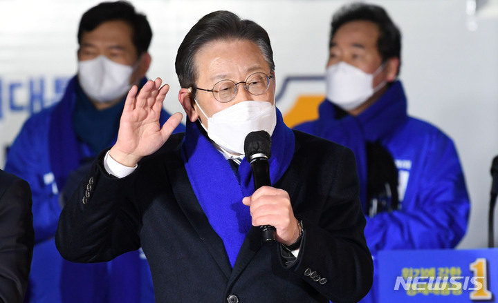 [서울=뉴시스] 국회사진기자단 = 이재명 더불어민주당 대선 후보가 제20대 대통령선거 공식 선거운동이 시작된 15일 서울 강남고속버스터미널에서 열린 서울 첫 집중 유세에 참석해 지지를 호소하고 있다. 2022.02.15. photo@newsis.com