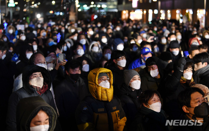 [서울=뉴시스] 국회사진기자단 = 제20대 대통령선거 공식 선거운동이 시작된 15일 서울 강남고속버스터미널에서 열린 이재명 더불어민주당 대선 후보의 서울 첫 집중 유세를 찾은 유권자들이 이 후보의 지지를 호소 발언을 경청하고 있다. 2022.02.15. photo@newsis.com