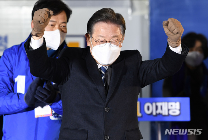 [서울=뉴시스] 국회사진기자단 = 이재명 더불어민주당 대선 후보가 제20대 대통령선거 공식 선거운동이 시작된 15일 서울 강남고속버스터미널에서 열린 서울 첫 집중 유세에 참석해 지지를 호소하고 있다. 2022.02.15. photo@newsis.com