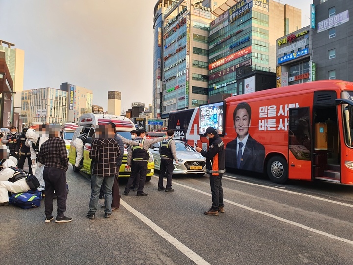 [천안=뉴시스]이종익 기자 = 제20대 대통령선거 공식 유세 첫 날인 15일 오후 충남 천안의 아라리오광장 인근에서 진행된 국민의당 안철수 후보 유세차량에서 남성 2명이 쓰러진 채 발견, 병원으로 옯겨졌으나 숨졌다. 2022.02.15. (사진=천안동남소방서 제공) photo@newsis.com *재판매 및 DB 금지