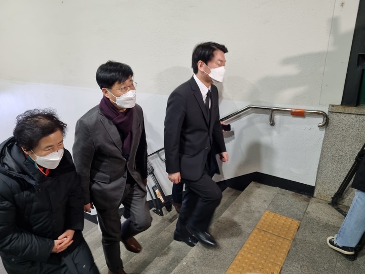 안철수, 장례식장 찾아 유가족 위로 "사고수습에 최선 다하겠다"