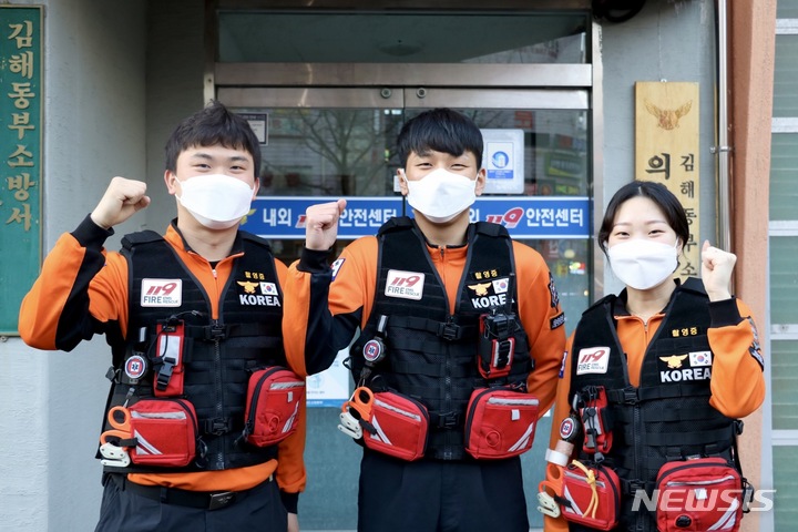 사진 좌측부터 김길우 소방사, 안진생 소방장, 정가영 소방사(김해동부소방서 제공)