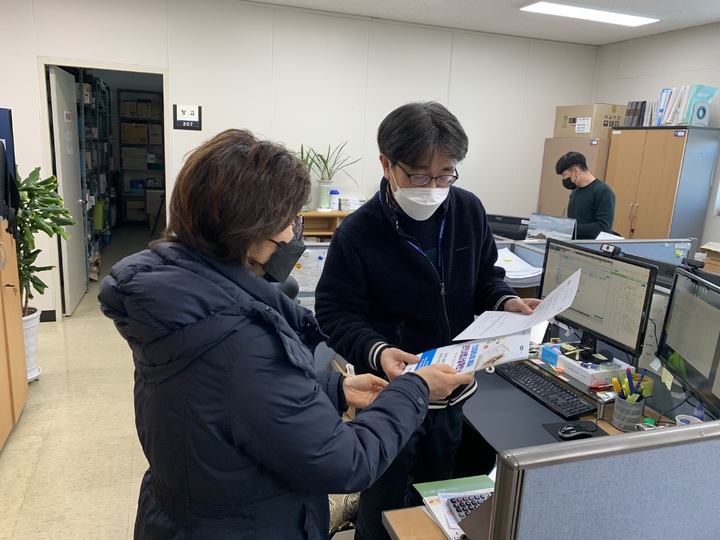 [창원=뉴시스] 강경국 기자 = 경남 창원시 마산합포구 민원지적과 직원이 16일 본인 서명 사실 확인 제도 홍보 활동을 펼치고 있다. (사진=창원시청 제공). 2022.02.16. photo@newsis.com *재판매 및 DB 금지