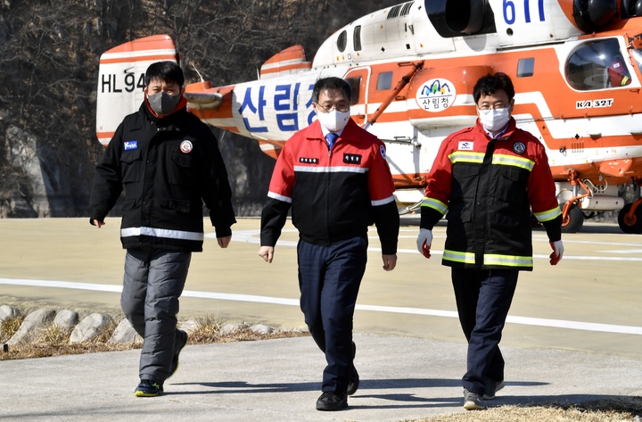 [안동=뉴시스] 이철우 경북지사(오른쪽)가 16일 오전 영덕군 산불 발생 현장에 도착하고 있다. (사진=경북도 제공) 2022.02.16 *재판매 및 DB 금지