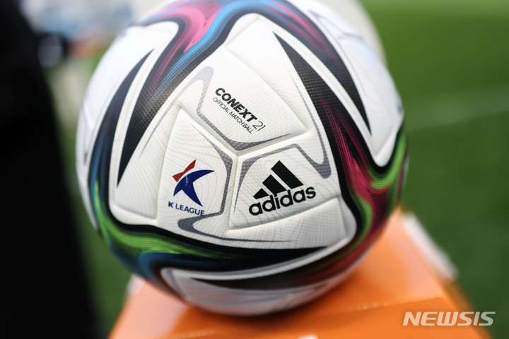 [서울=뉴시스]프로축구 K리그, 5월부터 카타르월드컵 공인구 사용 (사진 = 프로축구연맹 제공)